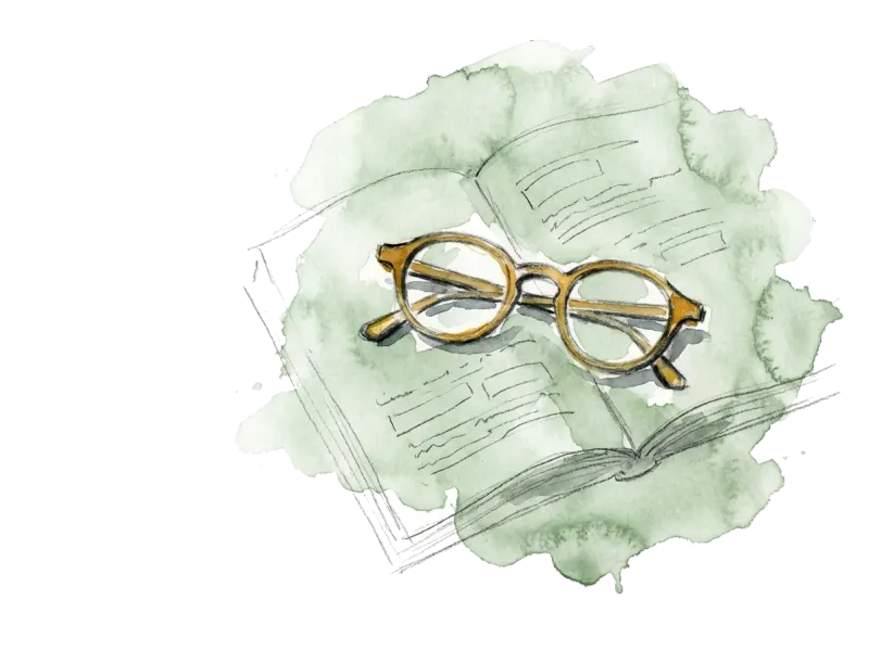 Runde Lesebrille auf einem aufgeschlagenen Buch